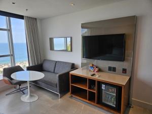 里约热内卢Hotel Nacional的带沙发、电视和桌子的客厅