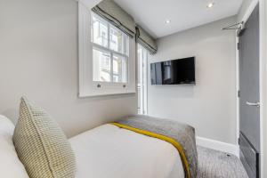 伦敦伦敦维多利亚莫宁顿酒店的一间小卧室,配有床和窗户