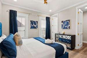 圣地亚哥Champagne Taste Luxury Home in Hillcrest的一间卧室配有一张蓝色调的大床