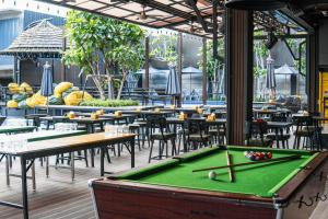 奥南海滩Sea Beach Hostel & Club AoNang Beachfront的配有桌椅的餐厅内的台球桌