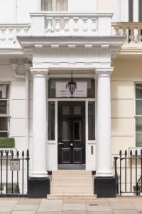 伦敦伦敦维多利亚莫宁顿酒店的白色的建筑,有黑色的门