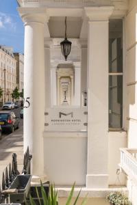 伦敦伦敦维多利亚莫宁顿酒店的白色的建筑,前面有标志