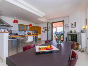 波吉奥的圣多纳托Apartment Casa Lensi by Interhome的厨房配有一张桌子,上面放着一碗水果