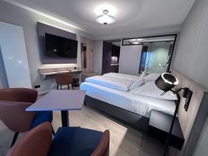 汉堡翰堡城中区公寓式酒店的酒店客房设有一张大床和一张书桌。