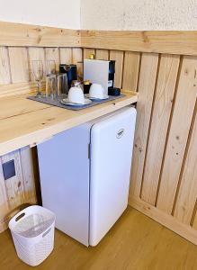 圣何塞德迈波La Petite France的厨房配有柜台和白色冰箱。