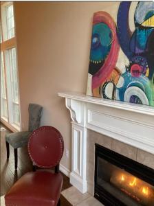 希尔斯伯勒Home sweet home的客厅设有壁炉和红椅