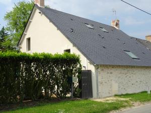 Saint-Gervais en-BelinGîte Saint-Gervais-en-Belin, 3 pièces, 6 personnes - FR-1-410-146的黑色屋顶和树 ⁇ 的房子