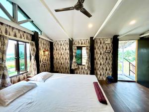 加尔各答Palli Bangla Resort, near Ruby Hospital, Anandapur的一间卧室配有一张床和吊扇