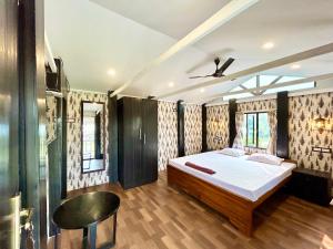 加尔各答Palli Bangla Resort, near Ruby Hospital, Anandapur的一间卧室,卧室内配有一张大床