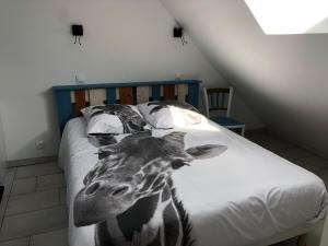 Moncé-en-BelinGîte Moncé-en-Belin, 4 pièces, 6 personnes - FR-1-410-261的长颈鹿头在房间里床上