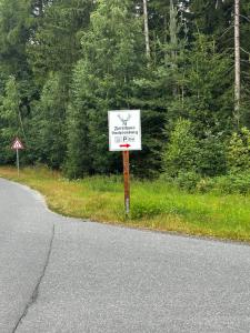 OhornForsthaus Luchsenburg的道路一侧的白色标志