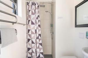 伊纳斯塔蒂Laxárdalur Cabin的浴室配有淋浴帘和盥洗盆。