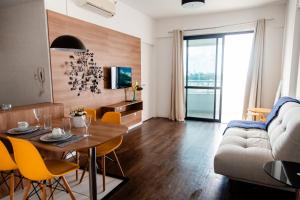 萨尔瓦多Mondial Apartments By BnbHost的客厅配有桌子和沙发