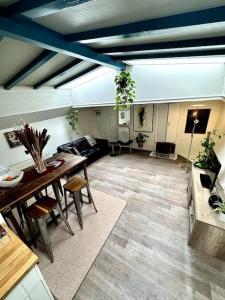 阿姆斯特丹Houseboat in Amsterdam的客厅配有桌子和沙发
