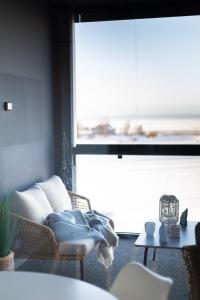 卡拉约基Matruusi - upea yksiö merinäköalalla的客厅配有沙发和桌子
