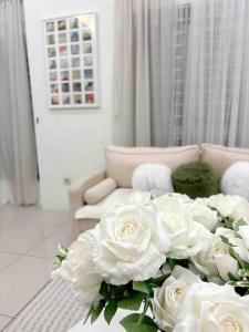 太平Homestay taiping的客厅里一束白色玫瑰花