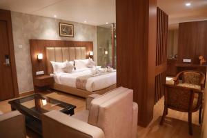 巴特那HOTEL RAMTA CONTINENTAL的一间卧室设有一张床和一间客厅。