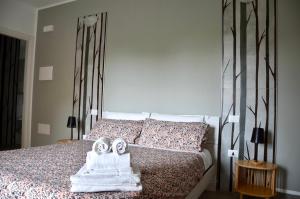 夸尔图-圣埃莱娜Stasonis的一间卧室配有一张床,上面有两条毛巾