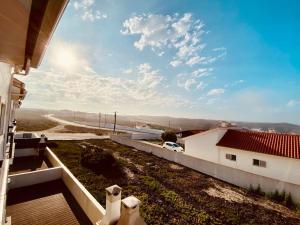 帕塔亚什Casa da Brisa do Mar的房屋的阳台享有风景。