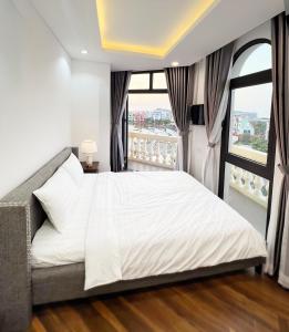 富国Legacy Phú Quốc的一间卧室设有一张床和一个大窗户