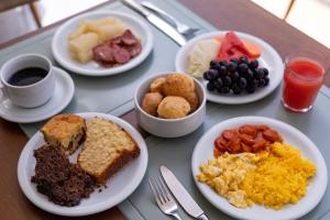 马塞约圣马力诺套房酒店的一张桌子,上面放着早餐盘