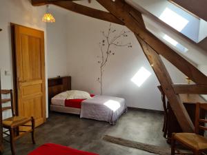 Chailly-en-GâtinaisGîte Chailly-en-Gâtinais, 5 pièces, 8 personnes - FR-1-590-7的一间带一张床铺的卧室,位于带天窗的房间