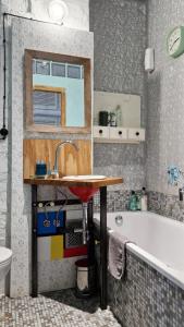 华沙Studio Klimat MOKOTÓW的浴室配有盥洗盆和浴缸。