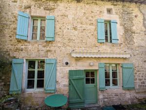 Gîte Saint-Amand-sur-Ornain, 4 pièces, 6 personnes - FR-1-585-56的一座古老的建筑,设有绿门和窗户