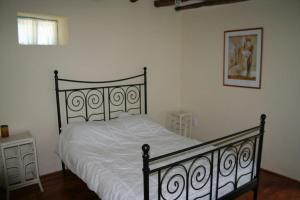 PomoshtitsaVilla Rustica的一间卧室配有一张黑色床和白色床罩