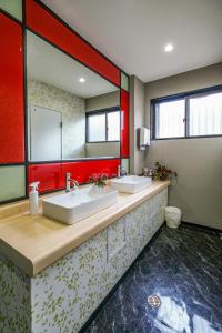 Miki双龍居ホテル的一间带两个盥洗盆和大镜子的浴室
