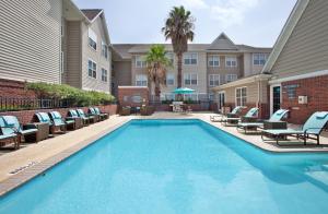 圆石城Residence Inn by Marriott Austin Round Rock/Dell Way的一个带躺椅的游泳池和一间酒店