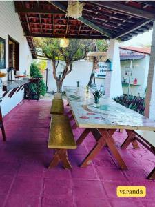 São Gonçalo do Amarantecasa na Taiba - de frente ao mar - piscina - lagoa do kite的房屋庭院的野餐桌