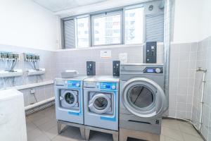 马赛蒙特姆珀马赛中心欧洲地中海公寓式酒店的洗衣房配有2台洗衣机和水槽