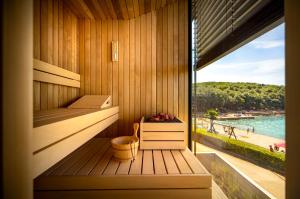 弗尔萨尔Maistra Camping Porto Sole Pitches的享有水景的桑拿浴室