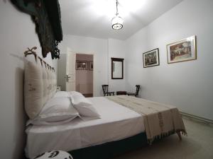 西迪·布·赛义德au cœur de sidi bou said的一间卧室配有带白色床单和枕头的床。