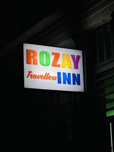 KabankalanRozay Travellers Inn的建筑物上一个角色电视的标志