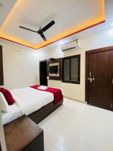 AlambaghHotel Pru with car parking的一间卧室配有一张床和吊扇