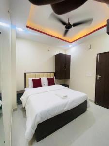 AlambaghHotel Pru with car parking的一间卧室配有一张带吊扇的床