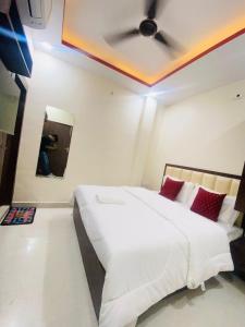 AlambaghHotel Pru with car parking的卧室配有白色床和天花板