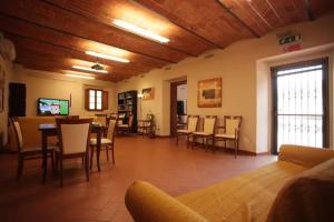 佛罗伦萨Casale dei cento Acri的客厅配有桌椅和电视。