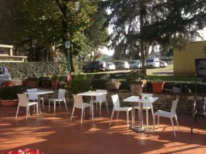 佛罗伦萨Casale dei cento Acri的庭院里一组桌椅