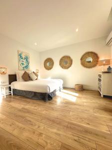 马赛旧港莱斯公寓酒店的卧室配有一张床,墙上有两面镜子