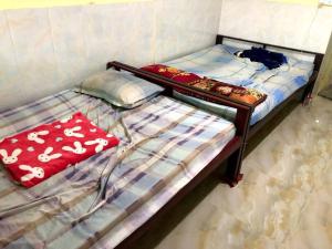 TakeoCountryside Schoolstay的客房内的两张双层床