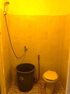 TakeoCountryside Schoolstay的黄色的浴室,带厕所和水桶