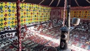 Madain Salehشاليه الفاخريه的一间拥有色彩缤纷的墙壁和旋转木马的房间