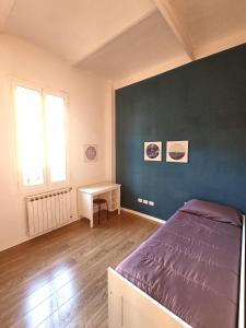 博洛尼亚Suite Del Parco的一间卧室配有一张床和一张书桌
