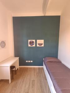 博洛尼亚Suite Del Parco的一间小卧室,配有一张床和一张书桌