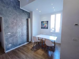 博洛尼亚Suite Del Parco的一间配备有白色桌椅的用餐室