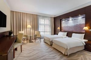 格但斯克格但斯克，雷迪森布鲁酒店的酒店客房配有两张床和一张书桌