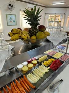 阿基道阿纳Fênix Plaza Hotel的自助餐,包括一束水果和蔬菜